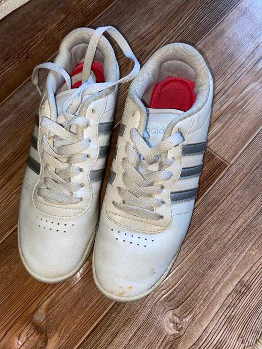 Продам кроссовки Адидасс