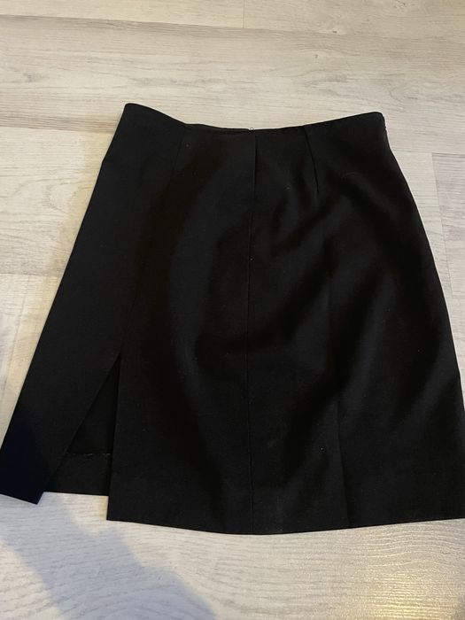 Fusta neagra cu un mic sliț pe picior