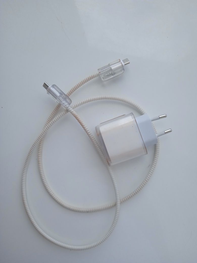 Продам оригинальную зарядку на iPhone
