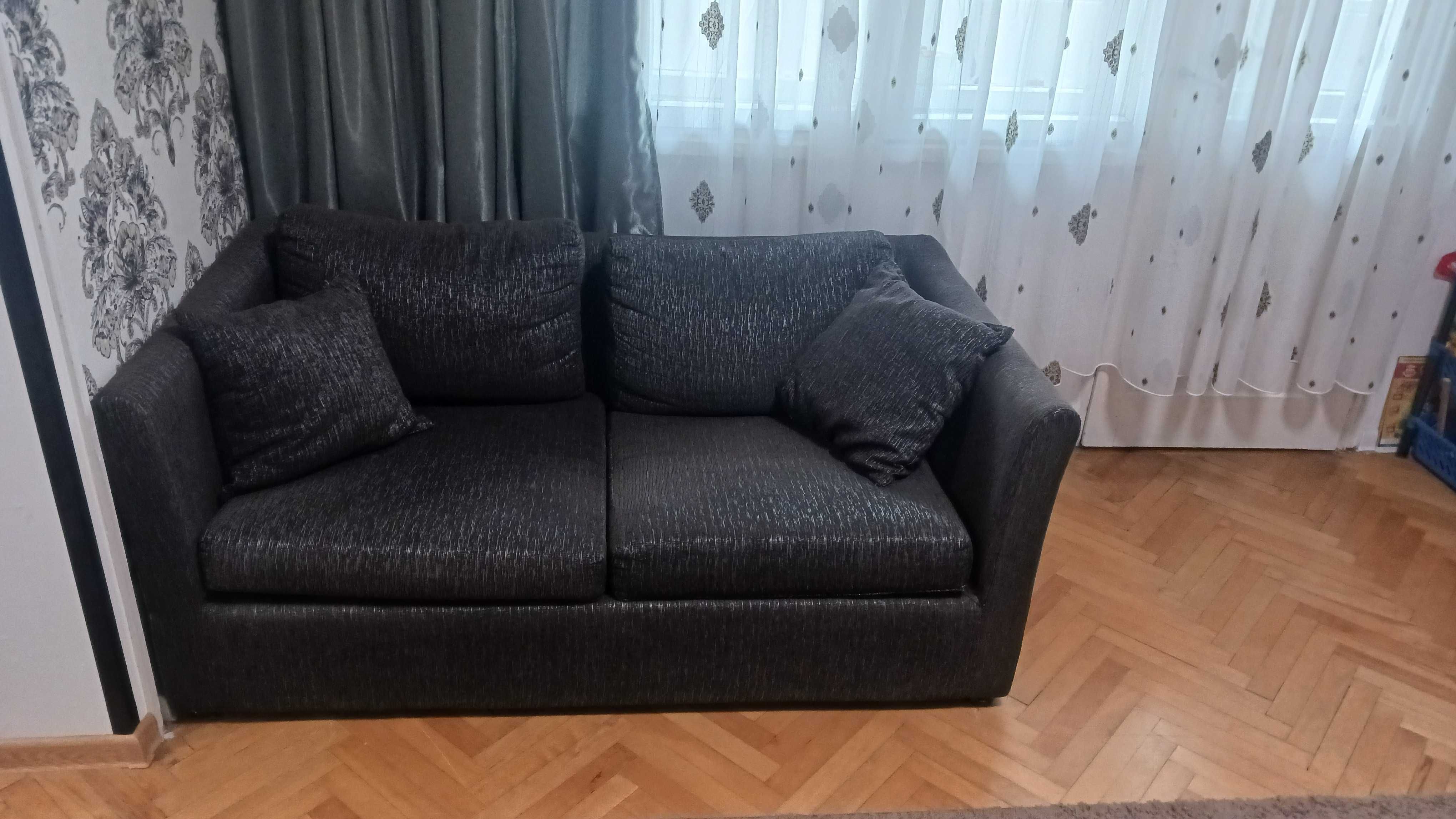 Двуместен разтегателен диван