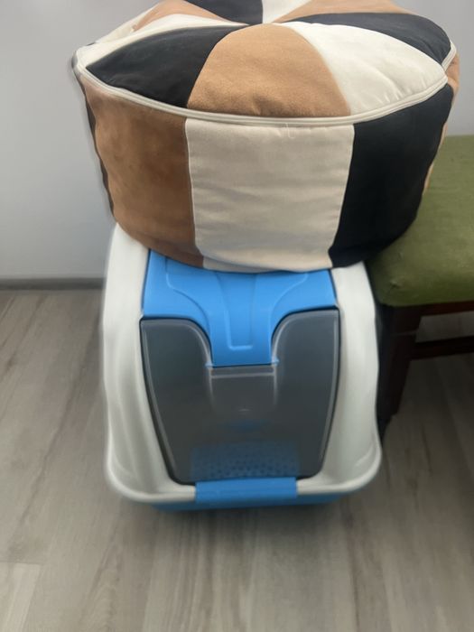 Set pentru pisici: ansamblu de joaca si transportor, stare excelenta!
