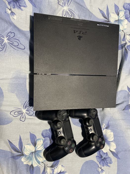 Vand ps4 cu 2 controlere