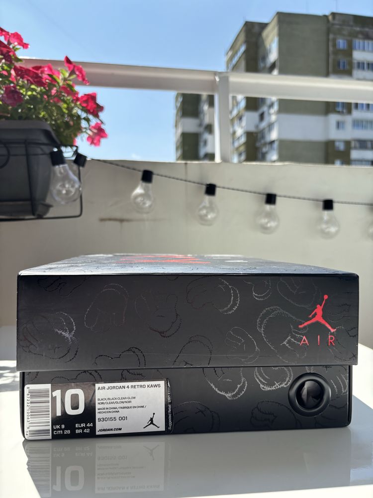 Air Jordan 4 Reto Kaws