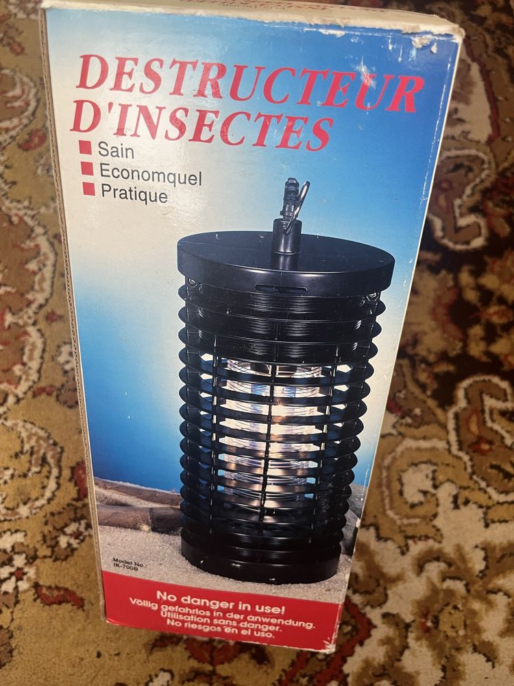 Lampa antiinsecte cu lumina uv