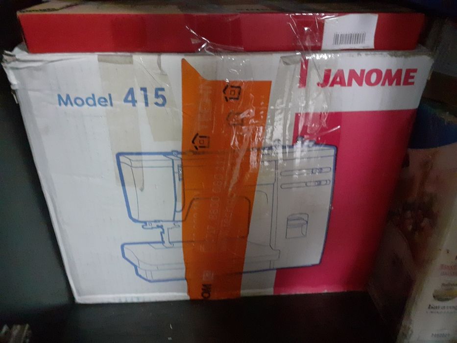 Продам швейную машину со столиком 55000 тг