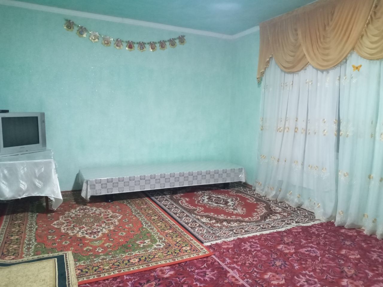 Talaba qizlar uchun ijaraga hovlida uy bor. Karvon tilla bozor ro'para