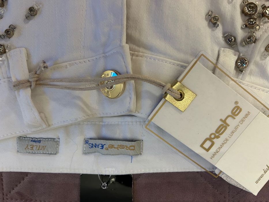 Бели дънки с камъни