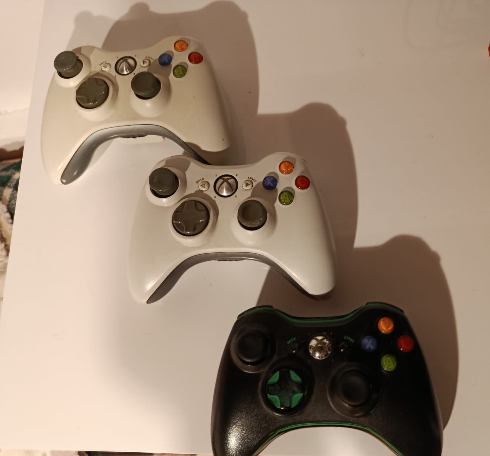 X BOX 360 + 3 controlele +16 jocuri