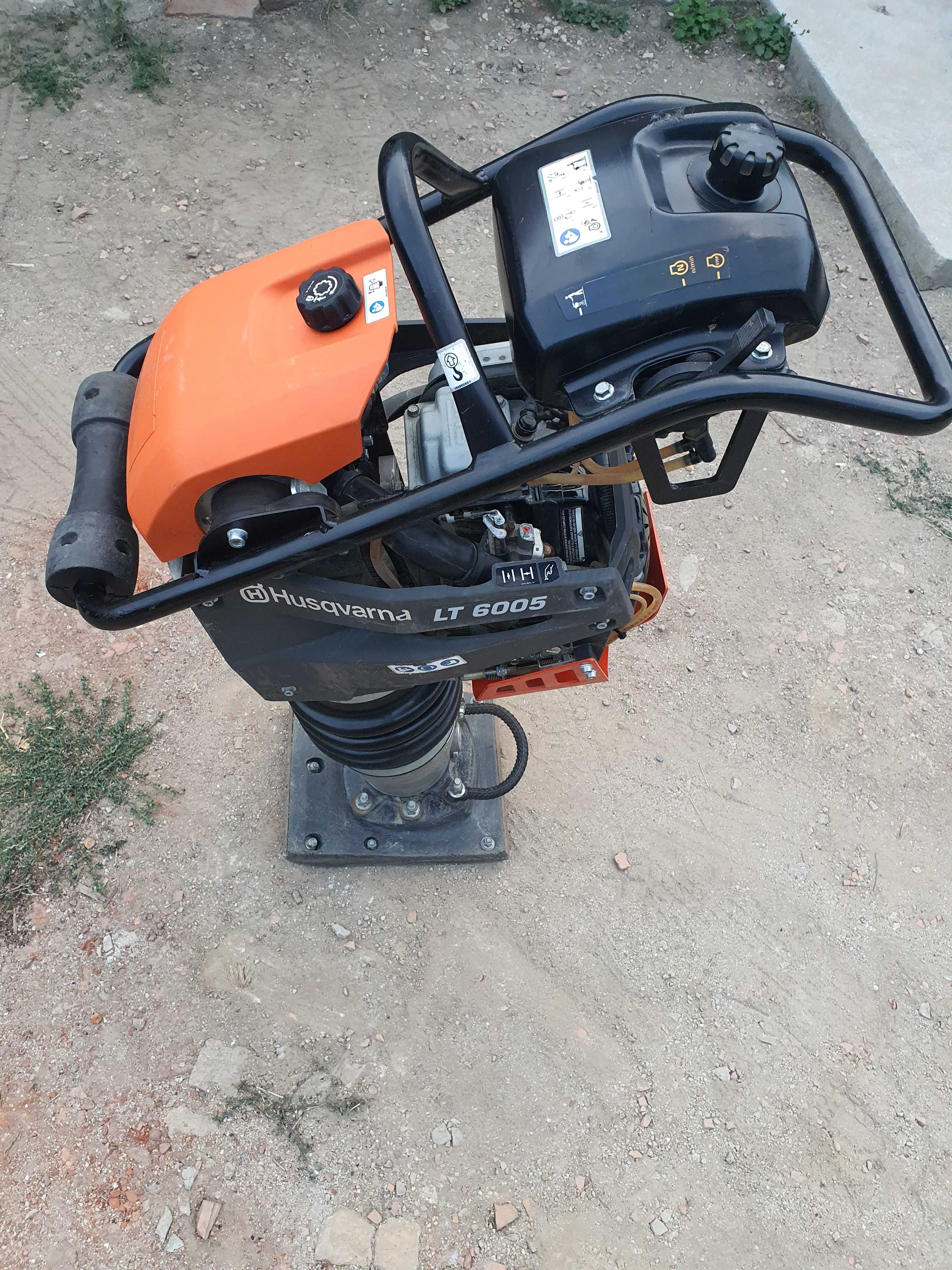 Mai compactor Husqvarna LT6005 2021 39 ore lucru Honda GXR120 ca nou