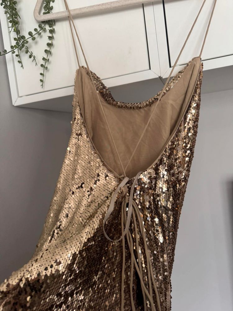 Рокля със златни пайети Asos златна