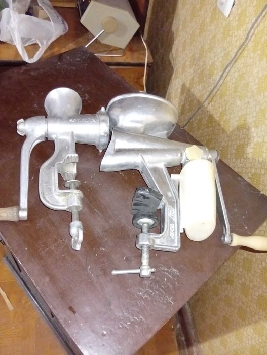 Продам соковыжималку ручную в хорошем состоянии и мясорубку