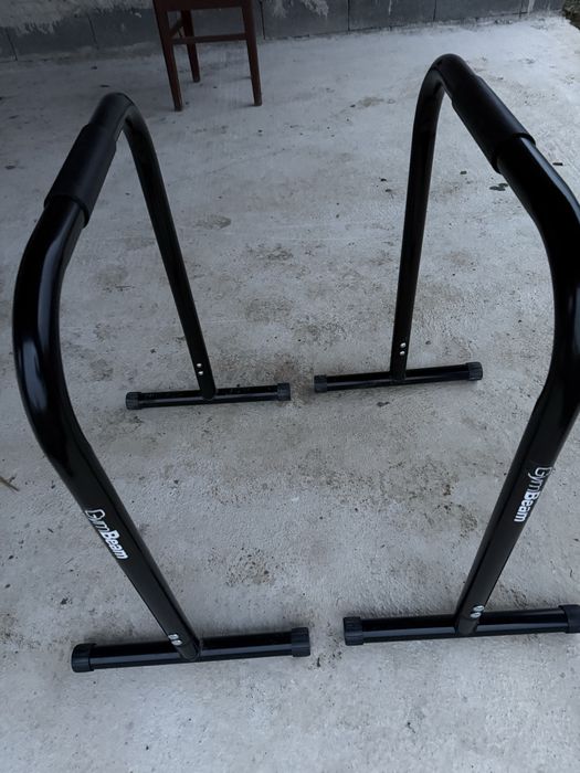Bara paralele GymBeam – stare foarte bună, robuste