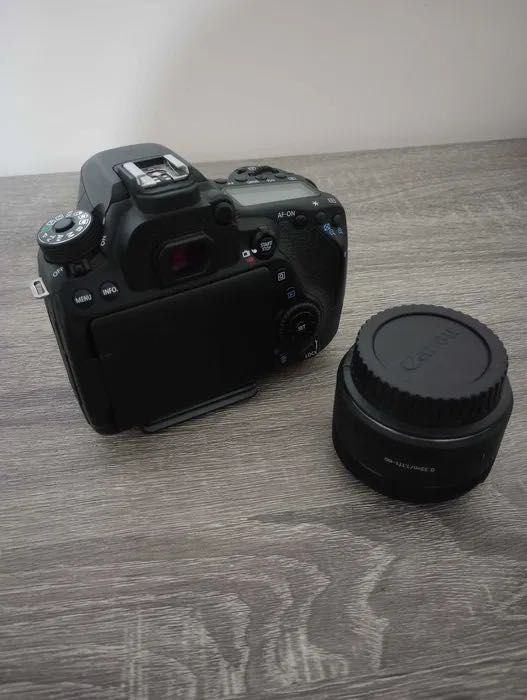 Canon EOS 80 d + obiectiv portret Canon 50mm 0.35m/1.1ft