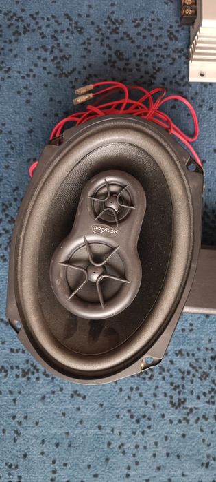 Vând boxe si 2 amplificatoare