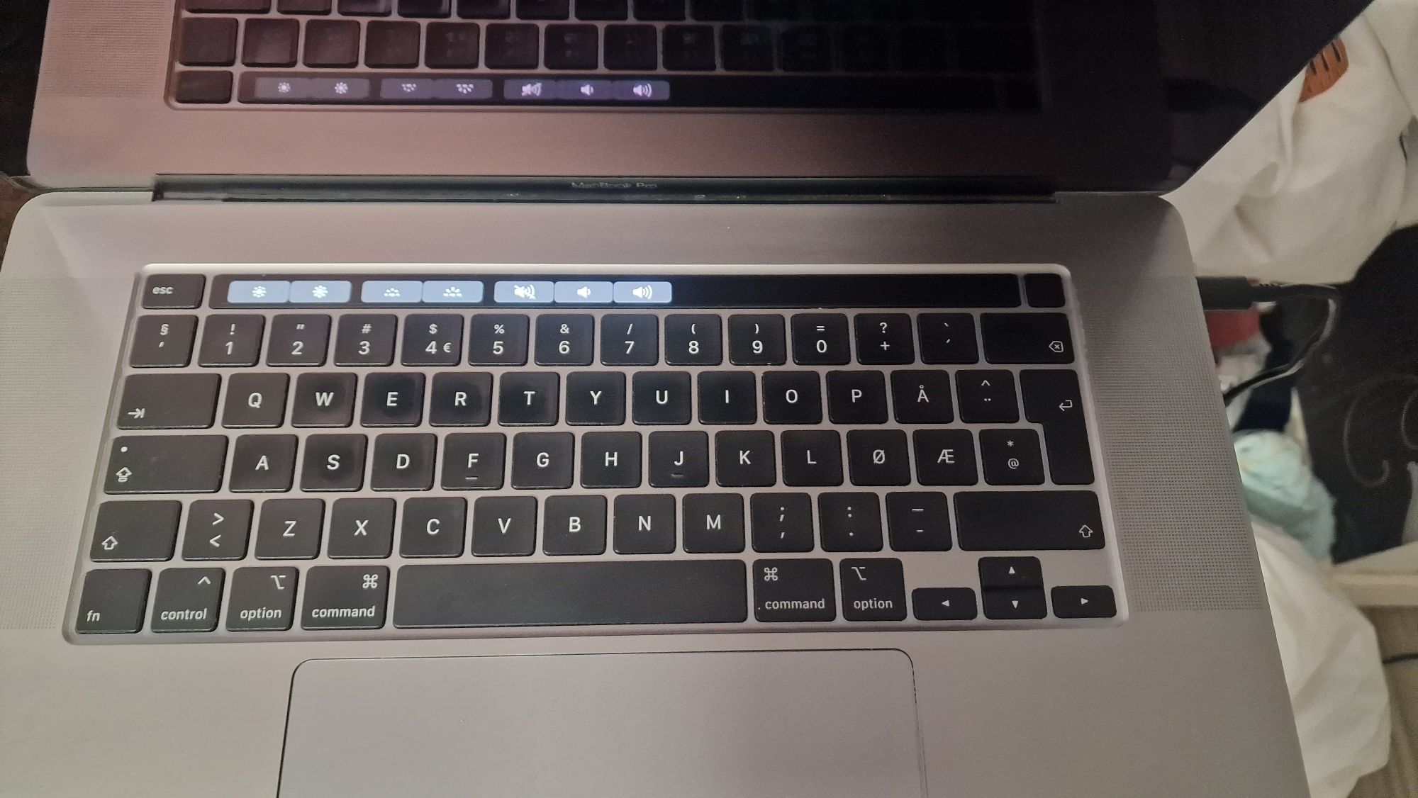 Macbook pro a2141 defect display