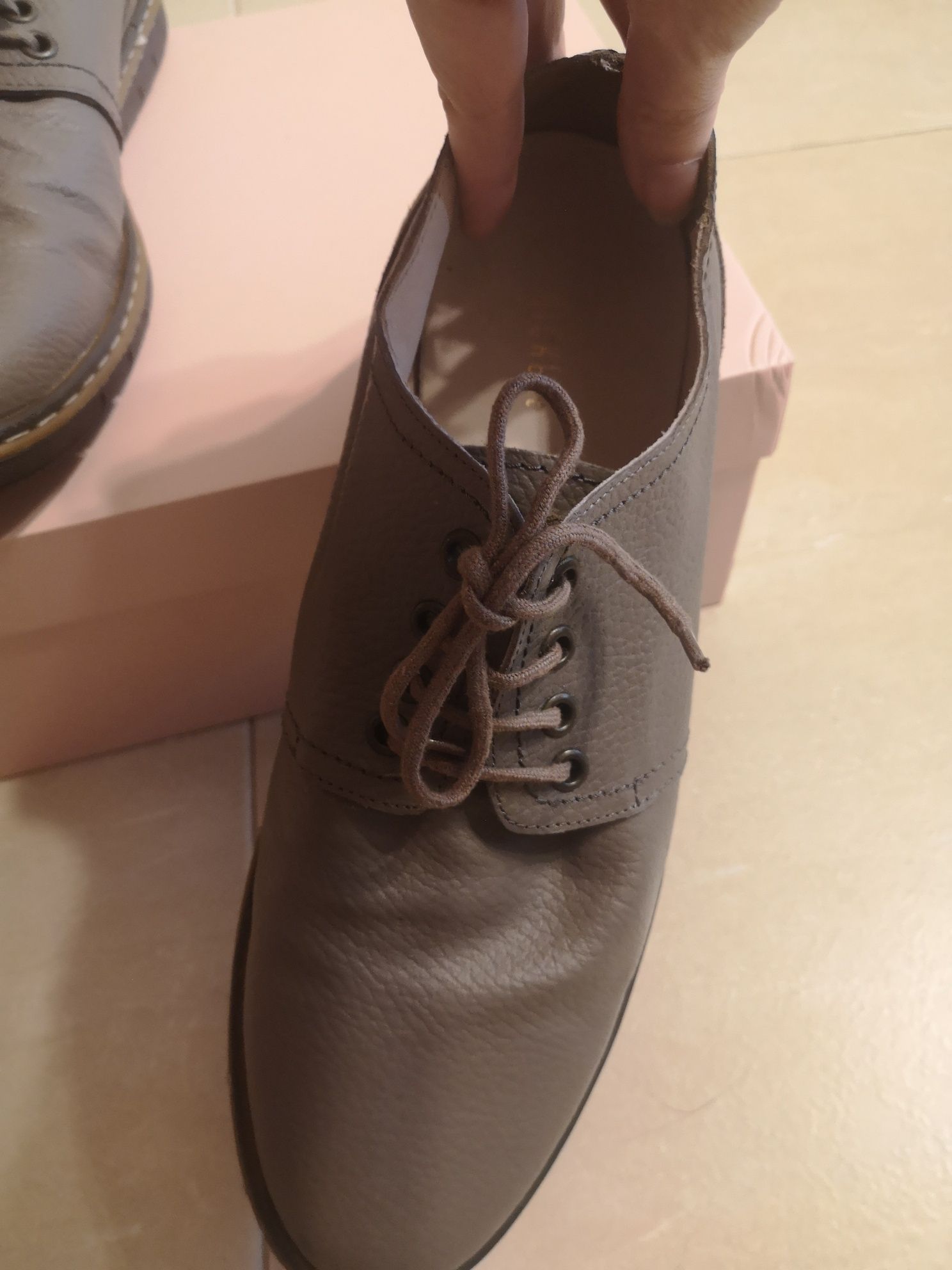 Нови обувки от естествена кожа шити и лепени
