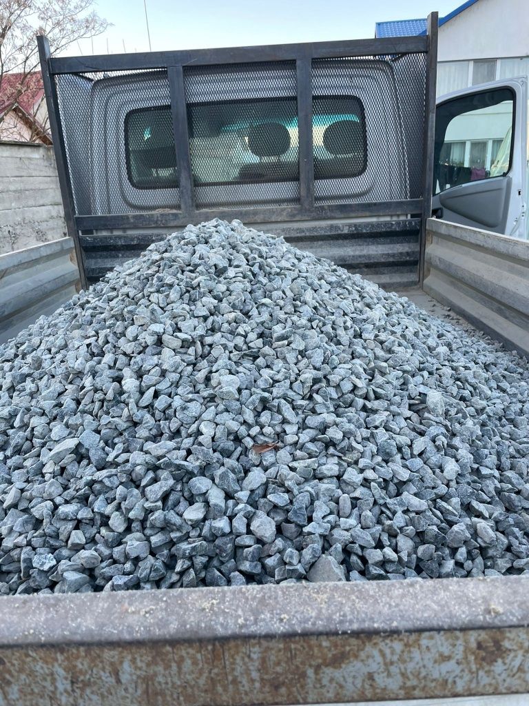 Piatra ornamentala granit negru albăstrui calcar alb
