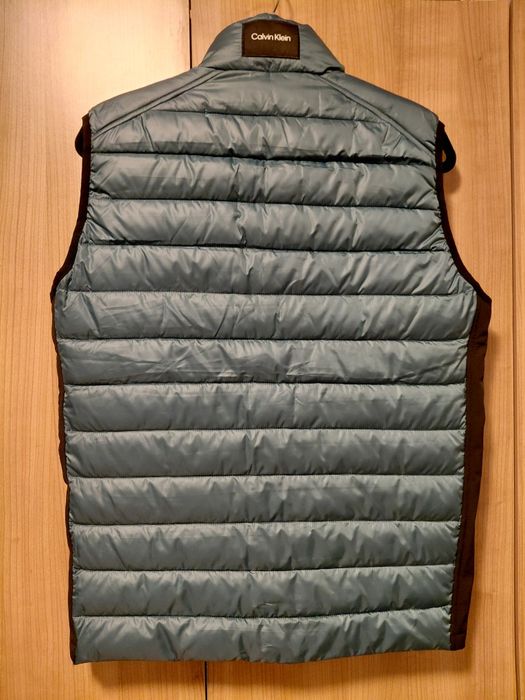 Vesta Calvin Klein noua cu eticheta