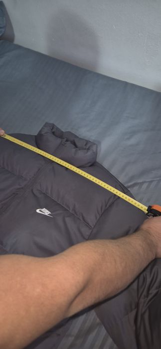 Geaca nike pufer ,mărimea M ,dar merge si L .ATENTIE CULOARE GRI!!!