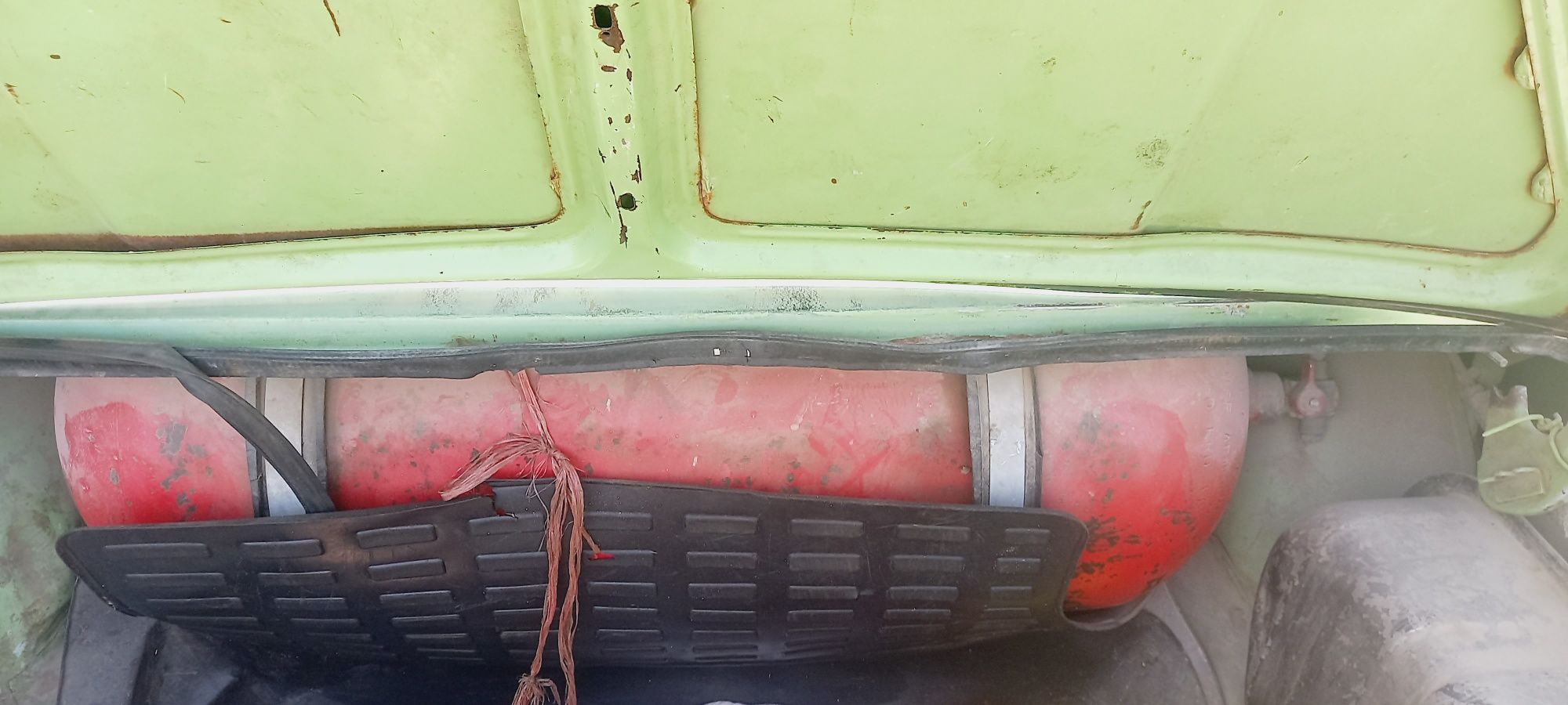 Juguli 011 holati ta'mir talab, yurib turgan moshin kuzovda ishi  bor,