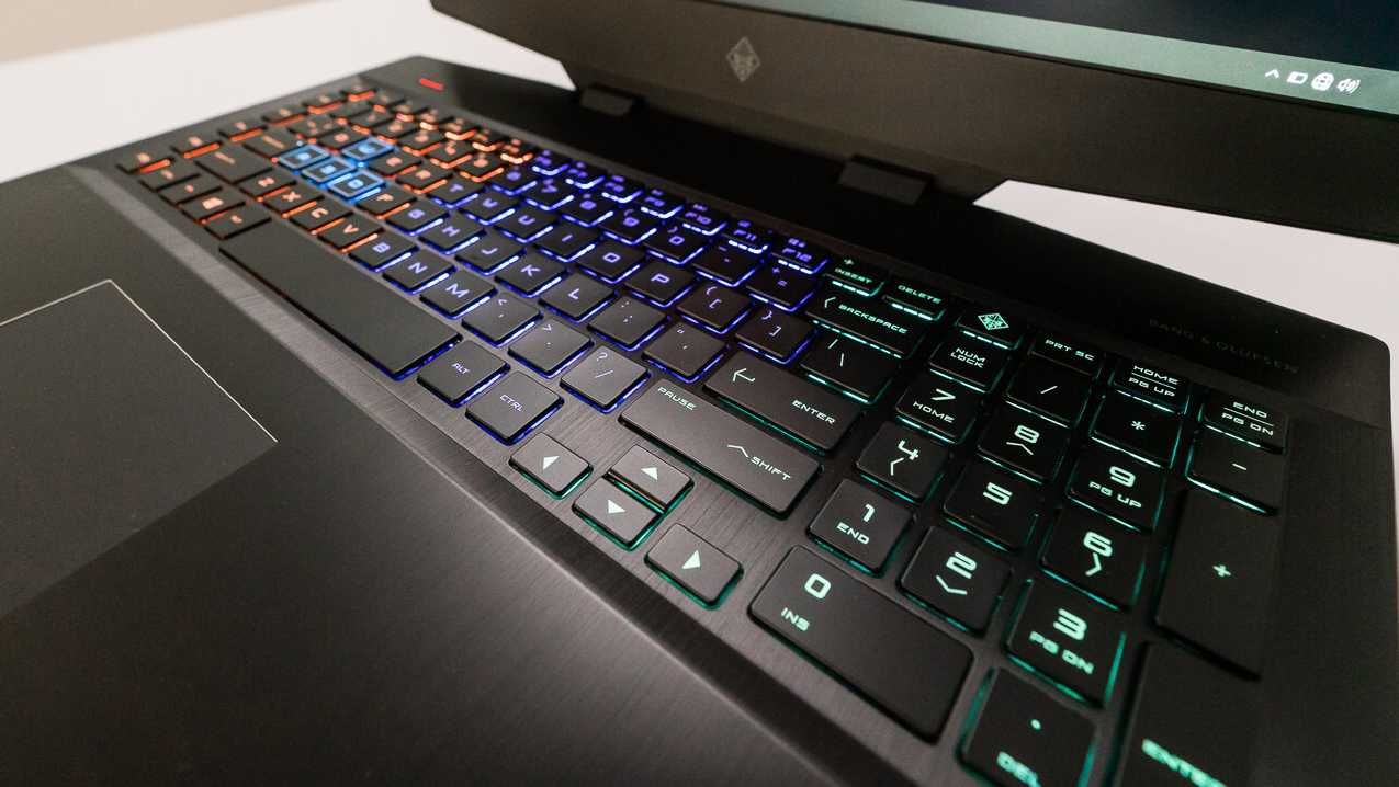 Гейминг лаптоп HP Omen 17 i7-9750H, RTX 2060 6GB GDDR6, 16 GB, 144Hz