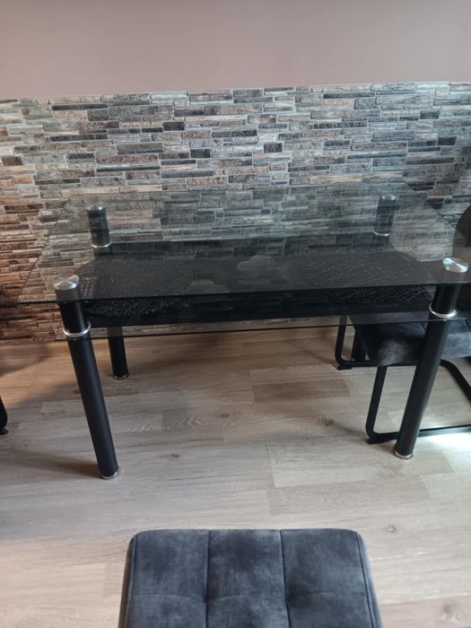 Продавам холна маса