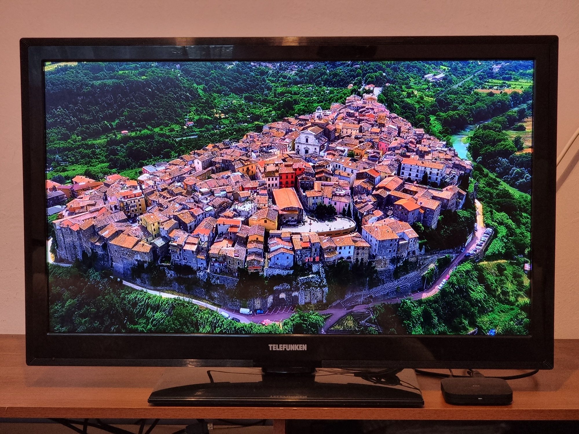 Телевизор Telefunken / 32" - FULLHD , Цифрова + Ефирна , Слот за карта