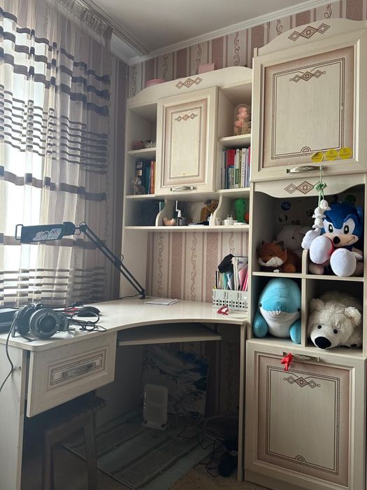 Стол с надстройкой, пенал, диван