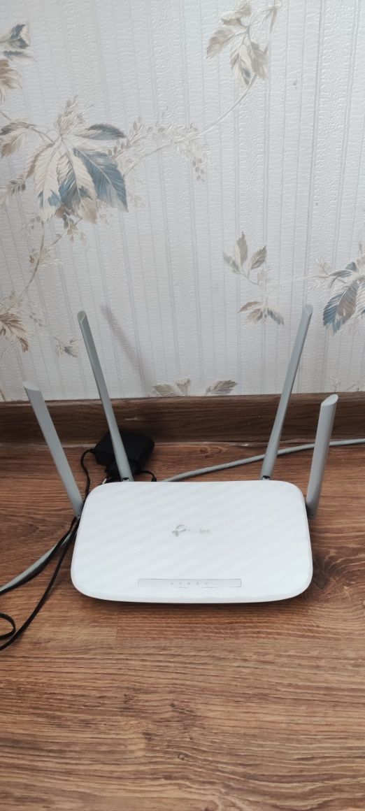 Продается WiFi роутер тр-Link в рабочем состоянии  двух диапазонный.