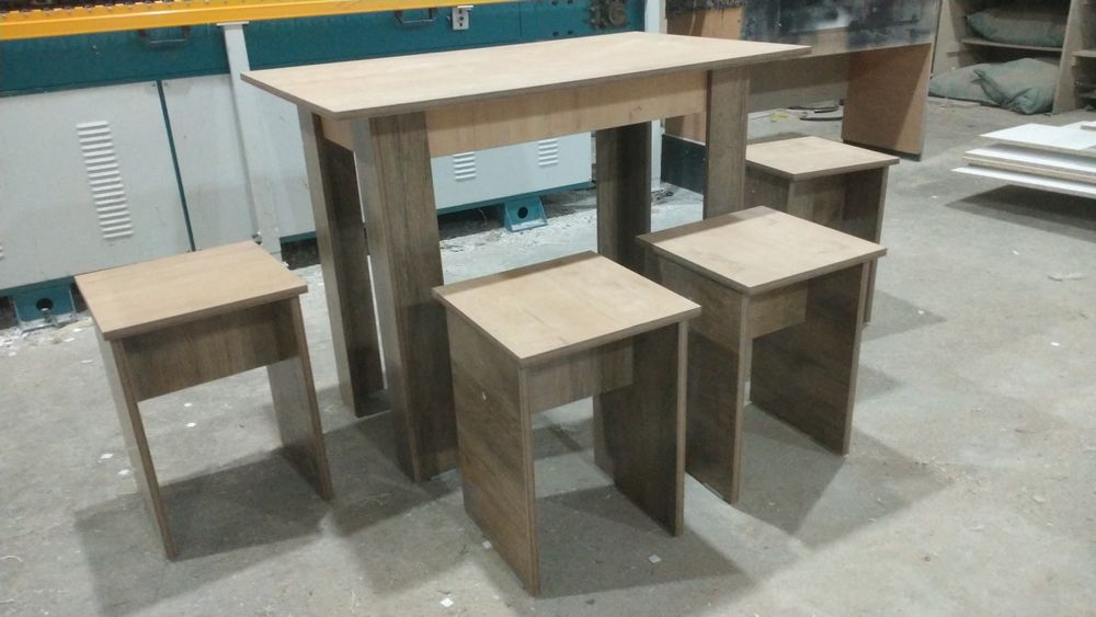 О единый стол и 4 табуретки