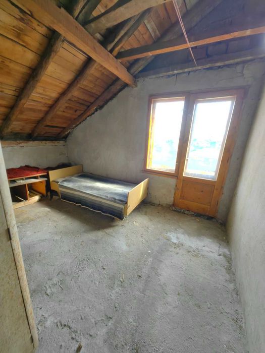 Продавам двуетажна къща в гр. Перник кв. Ралица