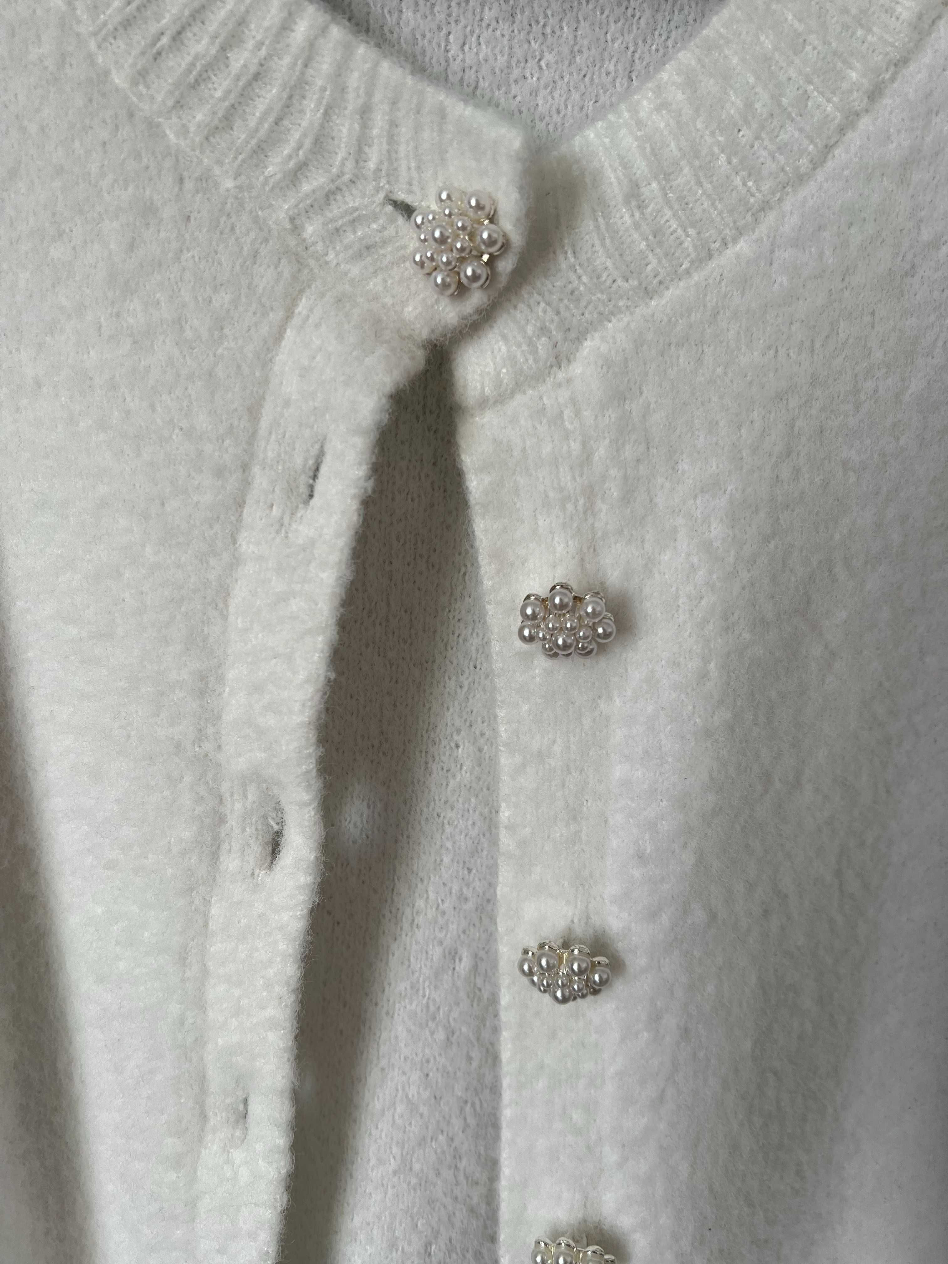 Бяла жилетка zara с перлени копчета, размер М