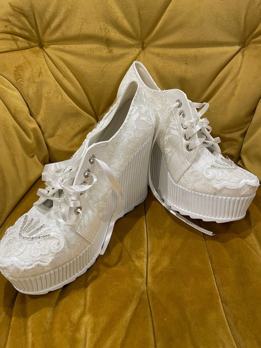 Бели обувки на платформа