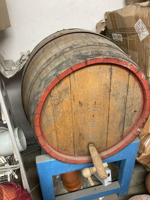 Butoi din lemn cu suport 250l