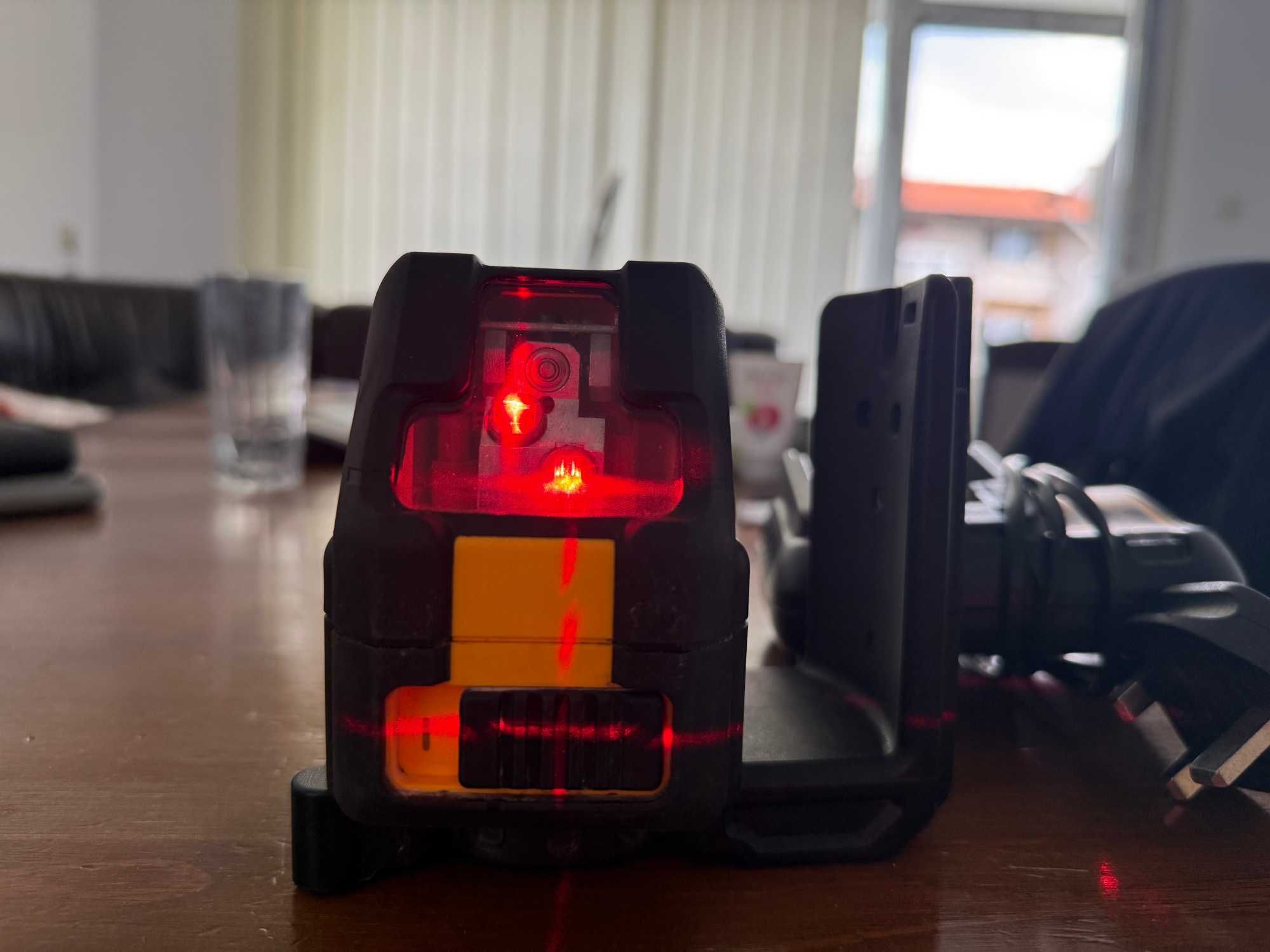 Лазерен Нивелир Dewalt DCE088R