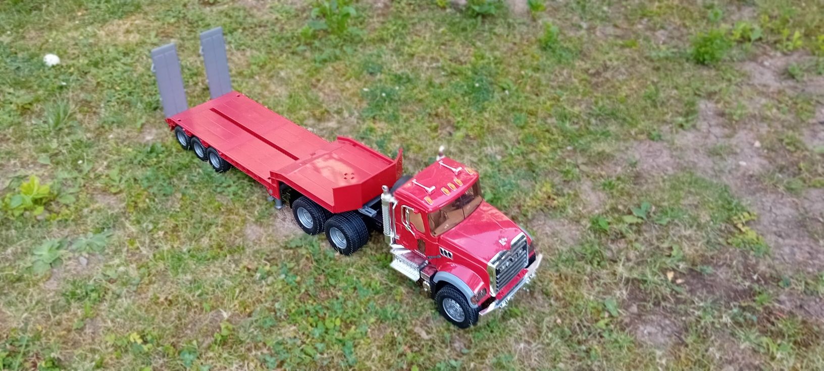 Bruder camion transportator MACK