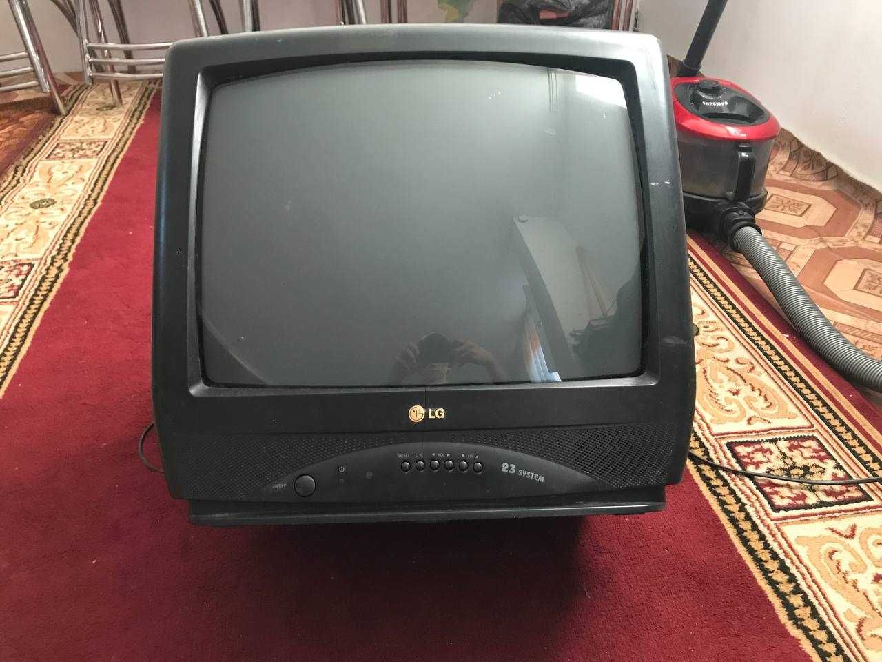 Старый  LG телевизор в рабочем состояний