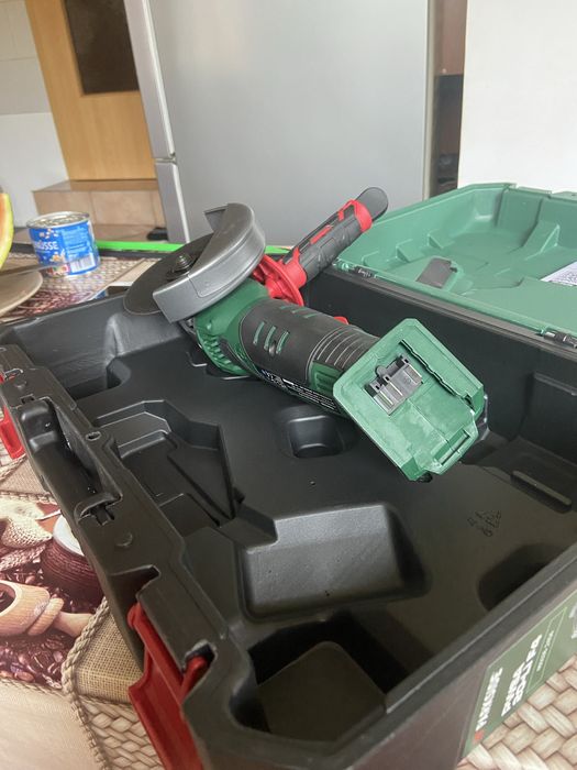 Polizor unghiular prakside pe acumulator