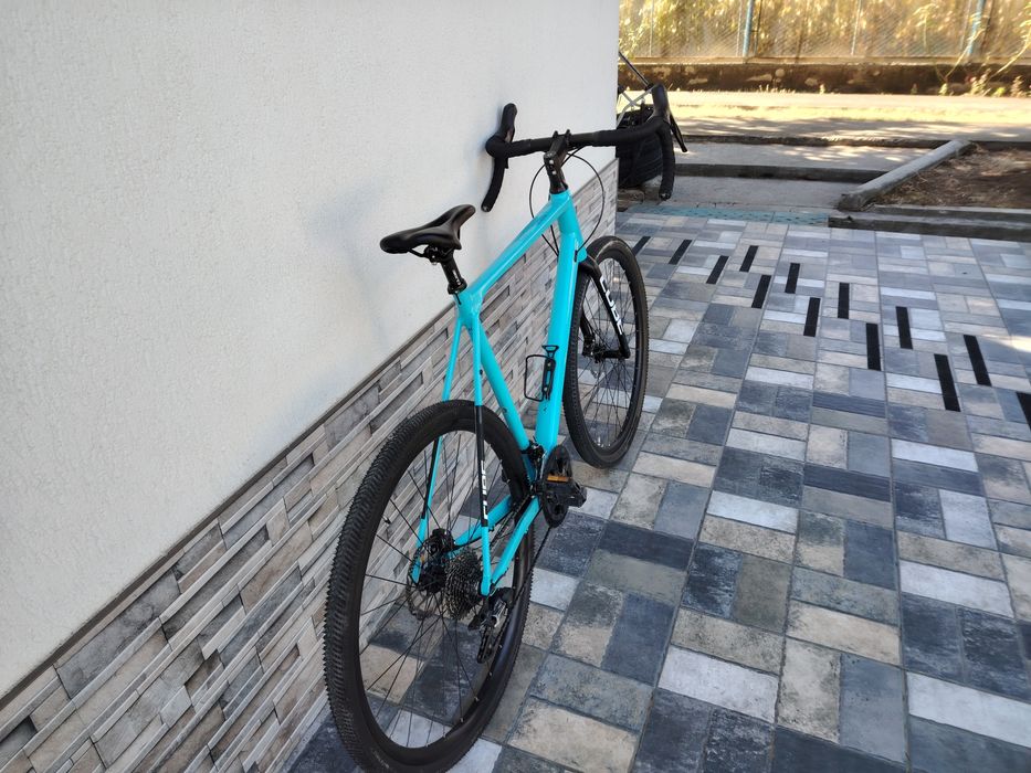 Vând bicicleta gravel,  cube cross race pro, mărime 61cm