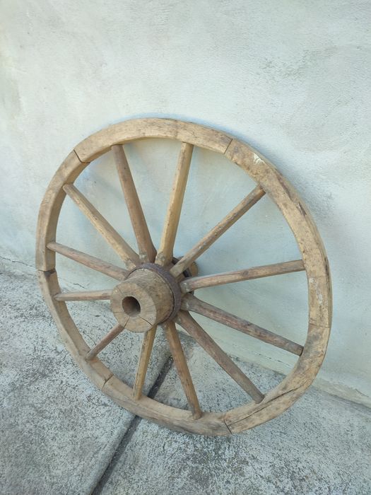 Vînd roți de căruță originale lucrate manual.