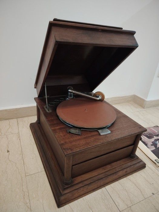 Patefon,gramola de la 1900 original ,impecabil,functional ,bine conser