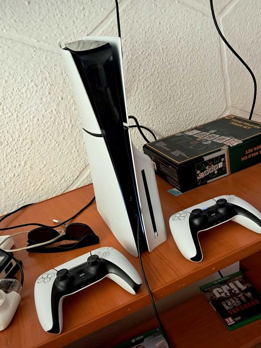 Vand ps5 varianta cu cd .