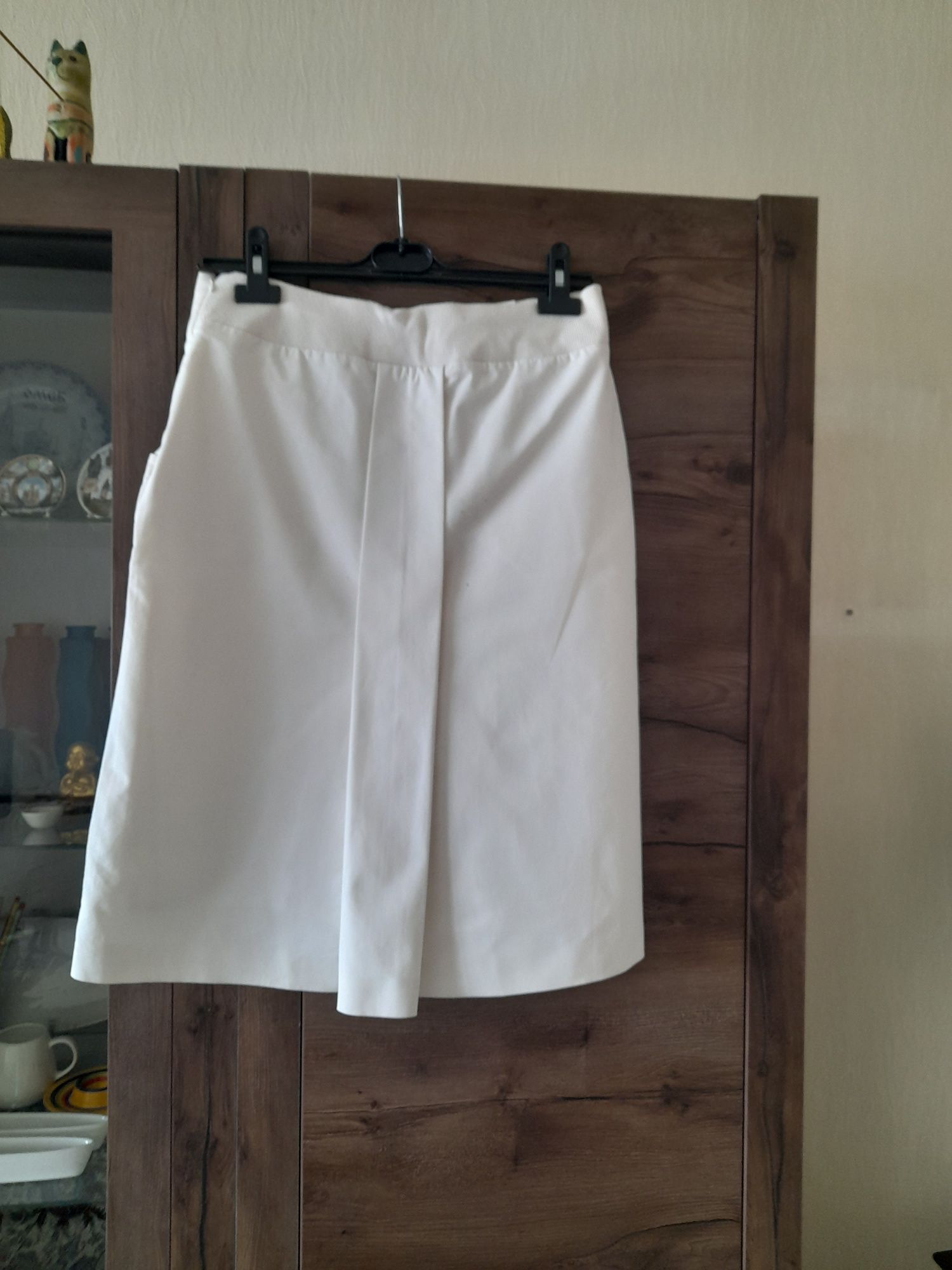 Белая  юбка из  плотной  ткани