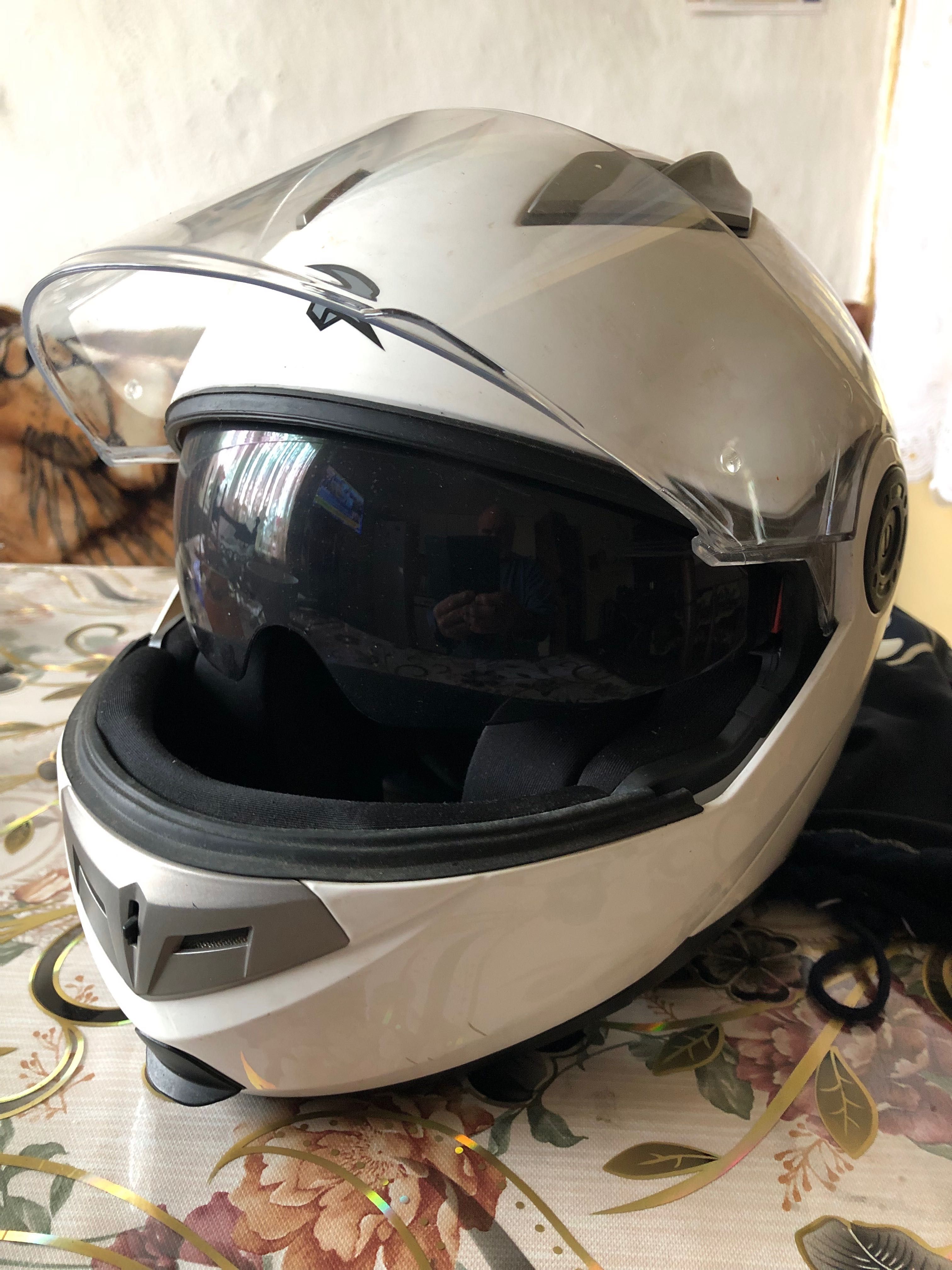 Cască motociclist , culoare albă, ochelari de soare integrați !