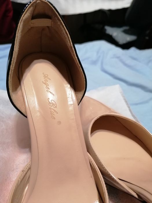 Pantofi stileto cu design aparte. Reducere