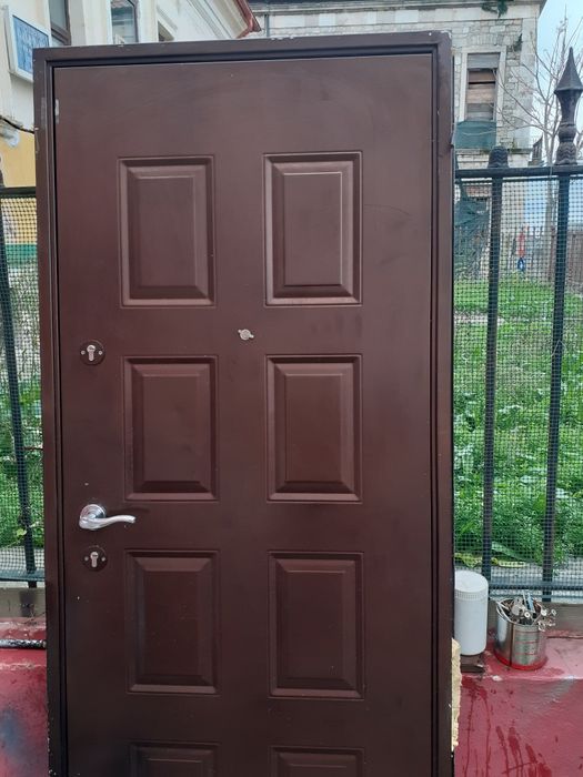 Vând ușă metalică