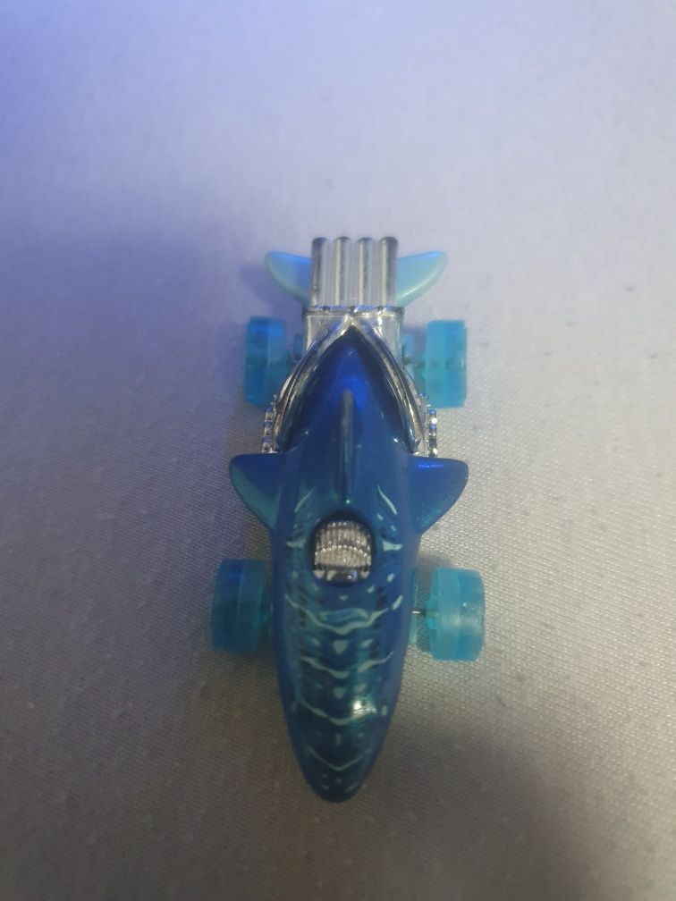 Mașina hotwheels sharkcruiser