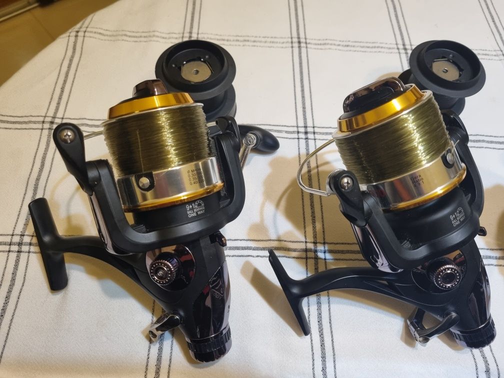 Vand 4 mulinete Hakuyo XY 7000 cu baitrunner 10 rulmenti