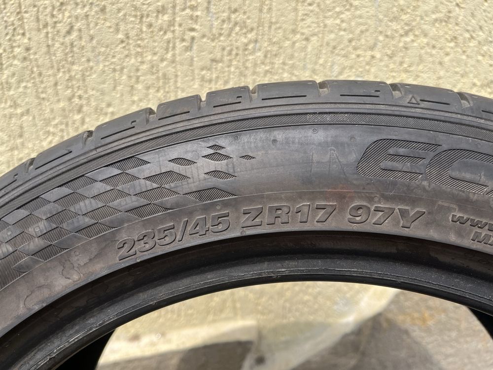 2 бр. летни гуми 235/45/17 Kumho 6 mm DOT 4517