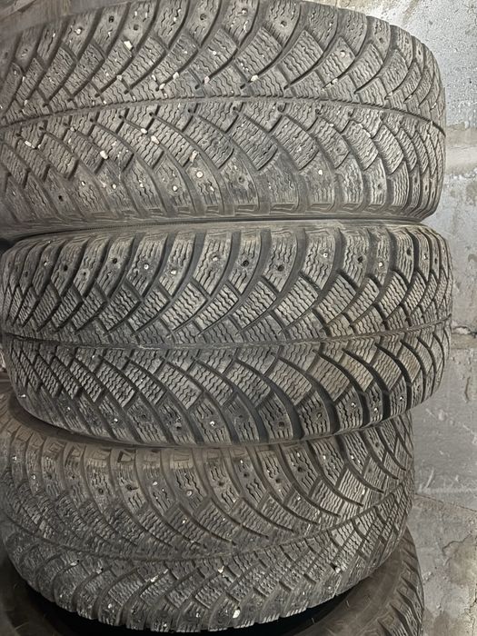 Продается комплект зимних шин BF Goodrich 225/45/R17